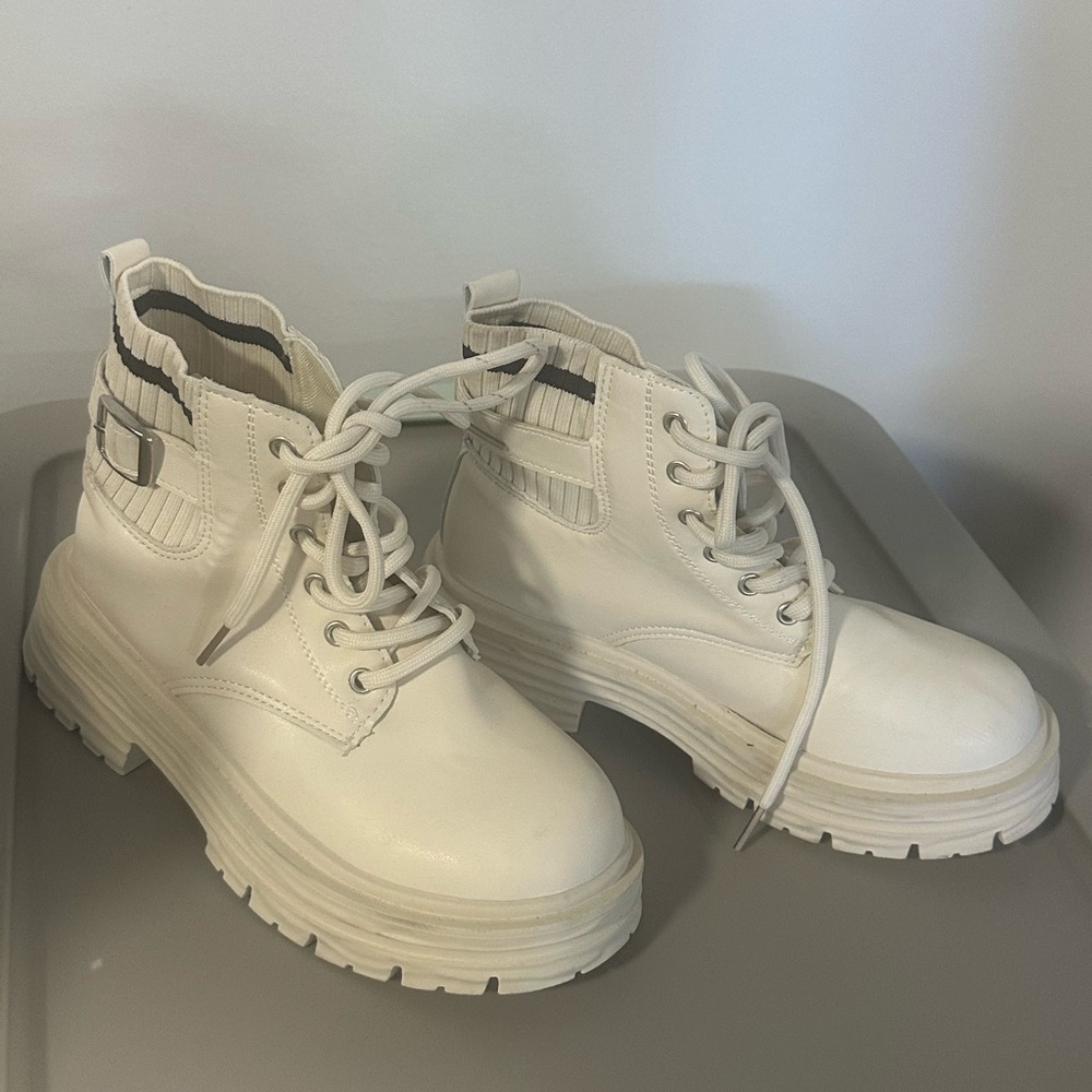 Women’s Chunky White Lace-Up Platform Boots -6.5